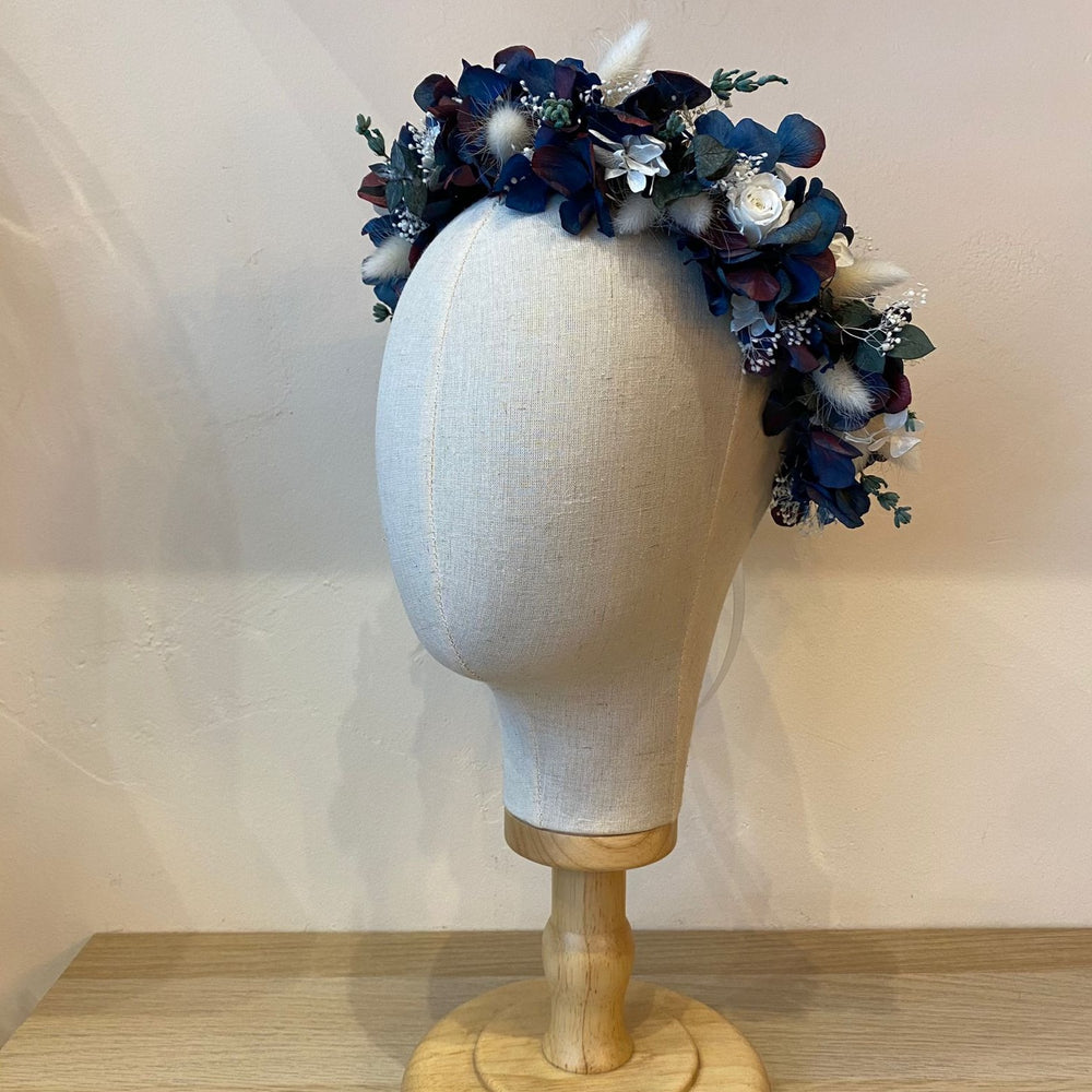 Couronne de tête en fleurs stabilisées vue de profile bleu et blanc Hortensia, Mini Gypsophile, Lagurus, lavande & eucalyptus cinerea