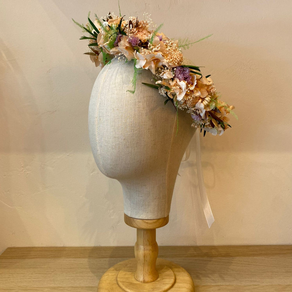 Couronne de tête en fleurs stabilisées vue de profile orange et rose Hortensia, Mini Gypsophile, Broom, Achillée Asparagus plumosus & Lepto Longifolia