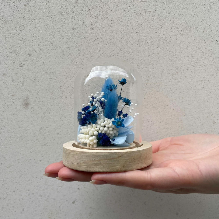 Mini Cloche Bleu Composé de Rose, hortensia, gypsophile
