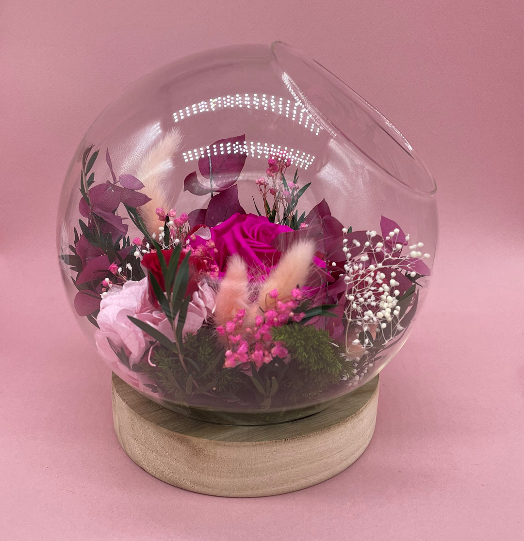 Bulle de verre avec socle en bois garni de fleur stabilisées Rose, Hortensia, Lagurus, Mini Gypsophile, Gypsophile, Craspedia & Eucalyptus stuartiana ( vue de coté)