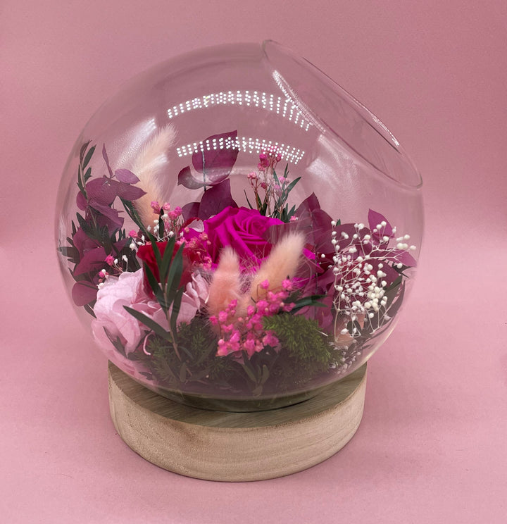 Bulle de verre avec socle en bois garni de fleur stabilisées Rose, Hortensia, Lagurus, Mini Gypsophile, Gypsophile, Craspedia & Eucalyptus stuartiana ( vue de coté)