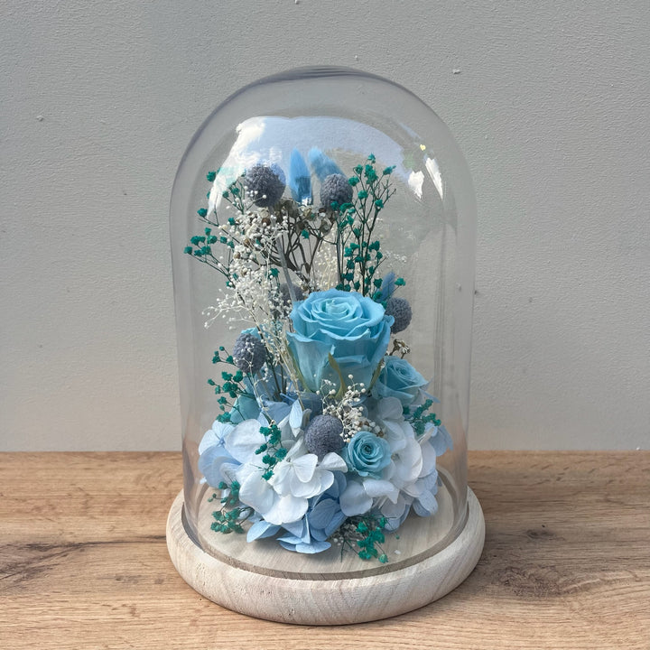 Cloche bleu composé de Rose, Craspedia, Gypsophile vue de Face