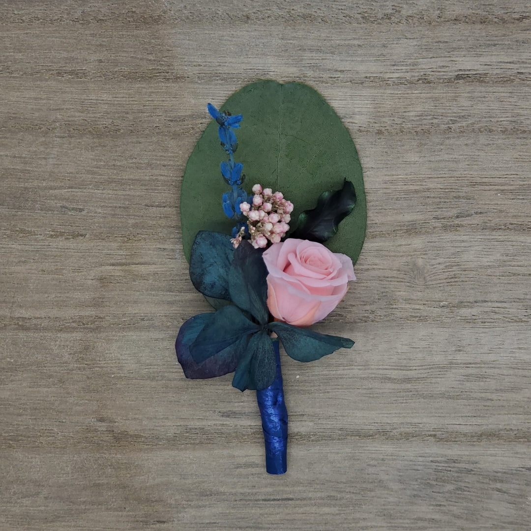 Boutonnière en fleurs stabilisées éternelles bleu et rose "Rue Ronsard" | Ateliers Ouchamp