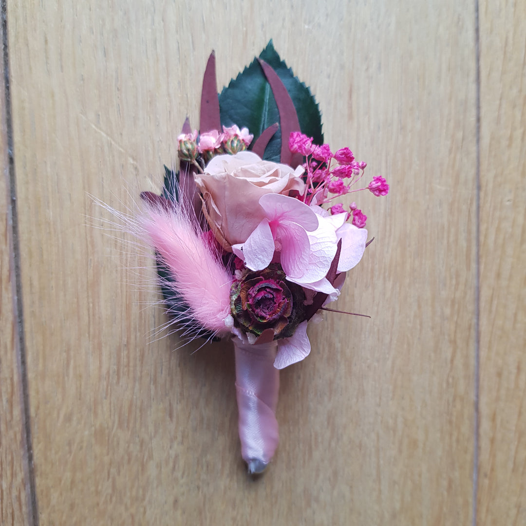 Boutonnière en fleurs stabilisées éternelles rose "Square Jean XXIII" | Ateliers Ouchamp