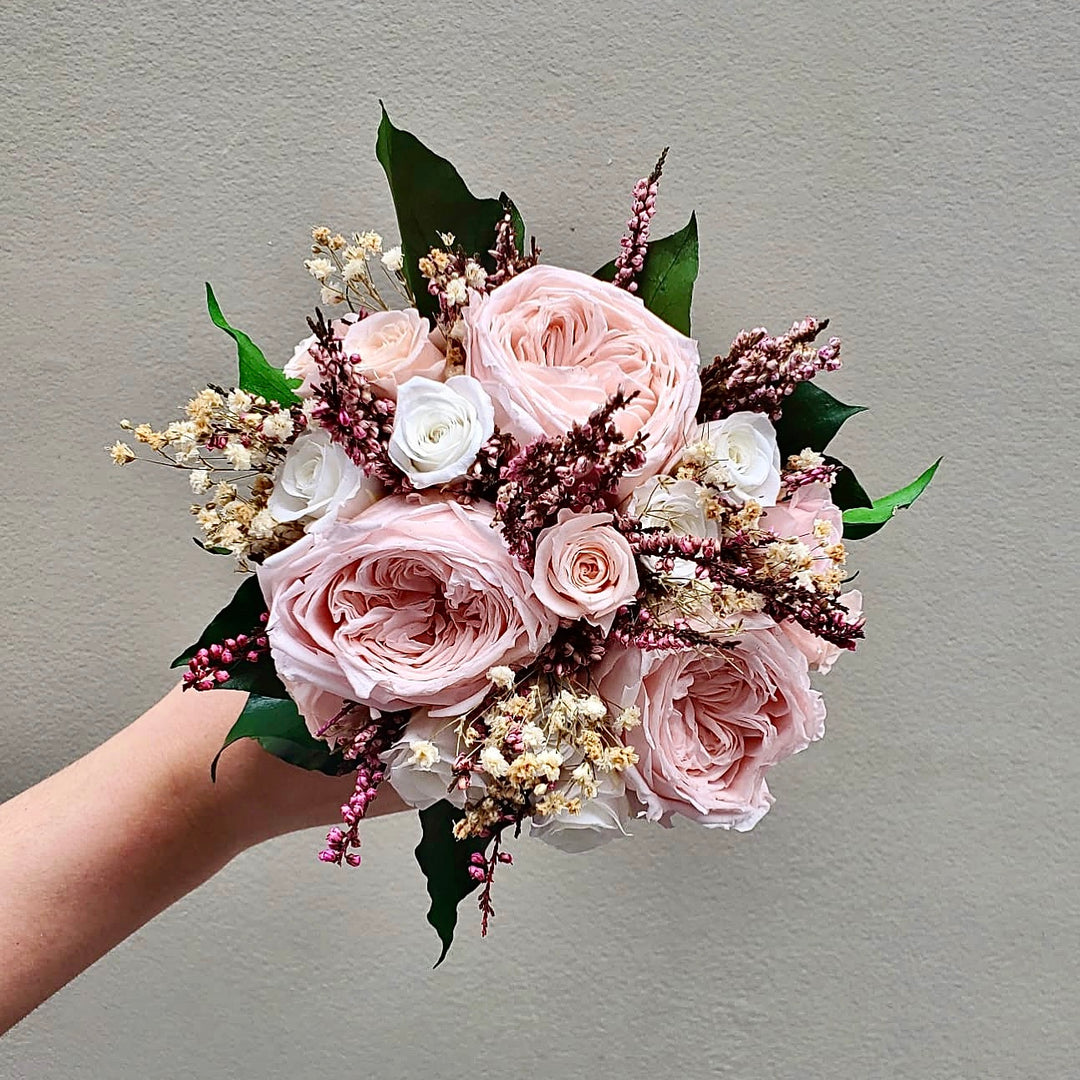 Bouquet de mariée en fleurs stabilisées éternelles rose et blanc "Rue de Lota" | Ateliers Ouchamp