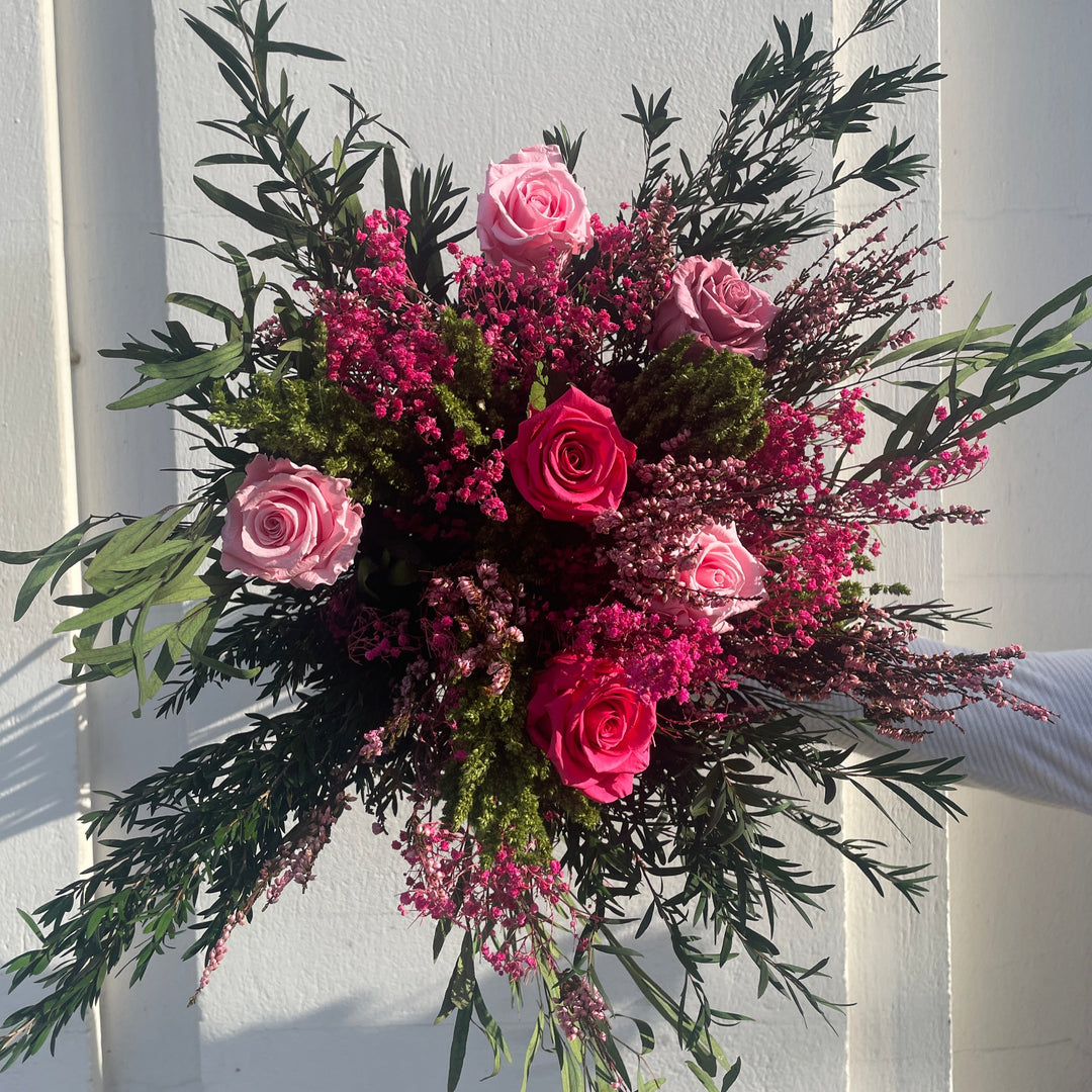 Bouquet Stabilisé "Rue Lepic" composé de roses, eucalyptus | Ateliers Ouchamp
