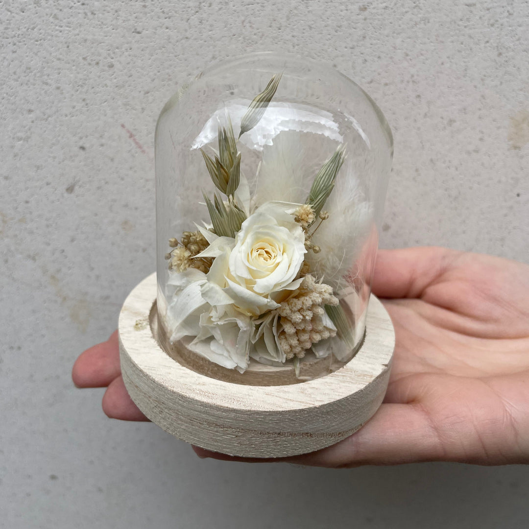 Mini Cloche Blanc Composé de Rose, hortensia, gypsophile