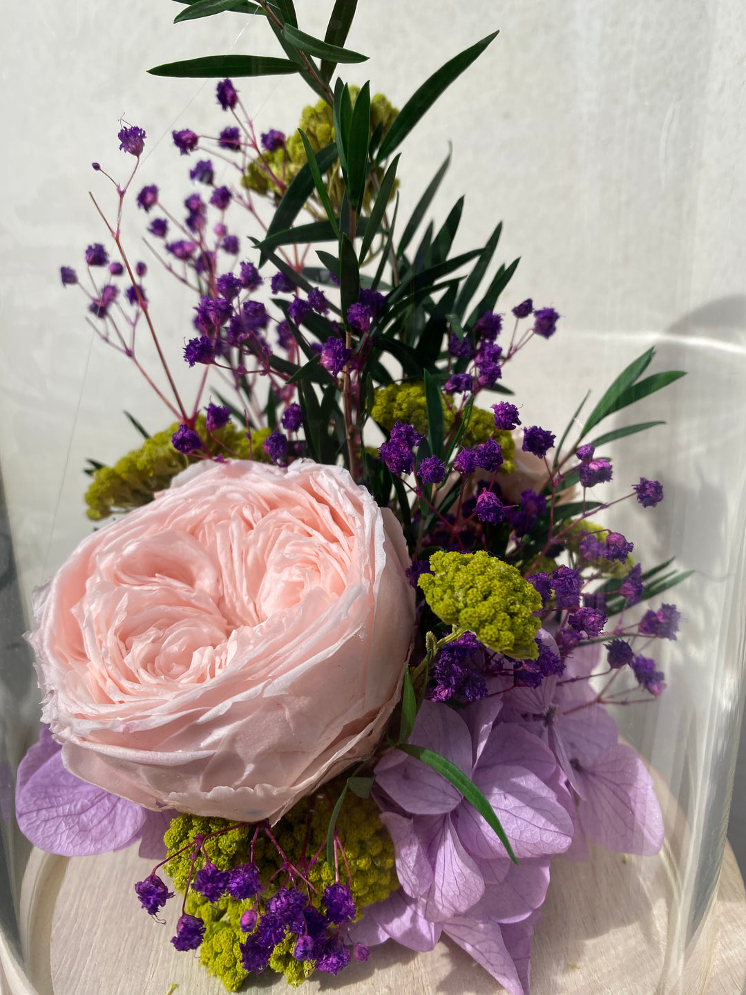 Cloche en fleurs stabilisées éternelles composé de Rose Anglaise, Mini rose, Hortensia, Broom, Achillée. Vu de près