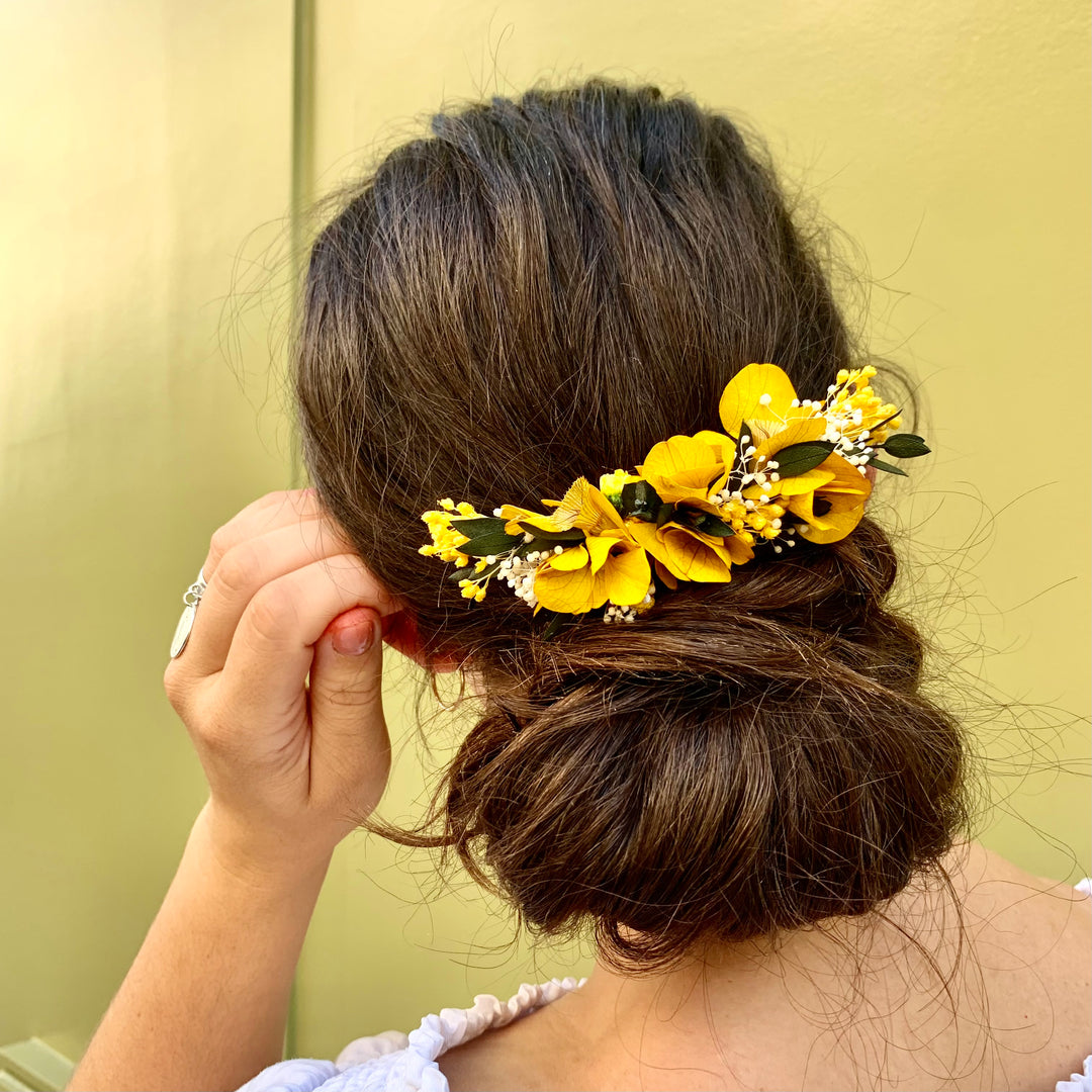 Peigne en fleurs stabilisées éternelles jaune et verte composé d'Hortensia, Mini Gypsophile, ixodia, Broom, Eucalyptus Parvifolia. Vue de dos