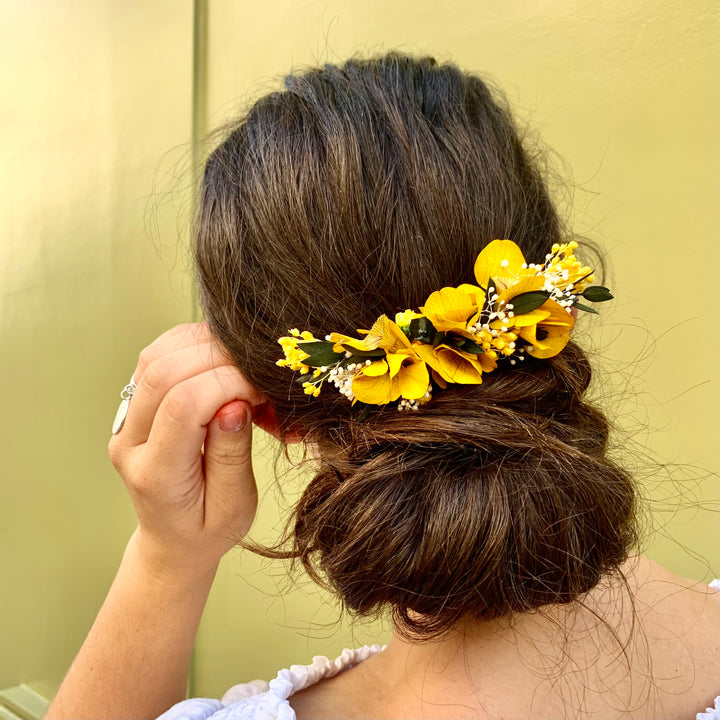 Peigne en fleurs stabilisées éternelles jaune et verte composé d'Hortensia, Mini Gypsophile, ixodia, Broom, Eucalyptus Parvifolia. Vue de dos