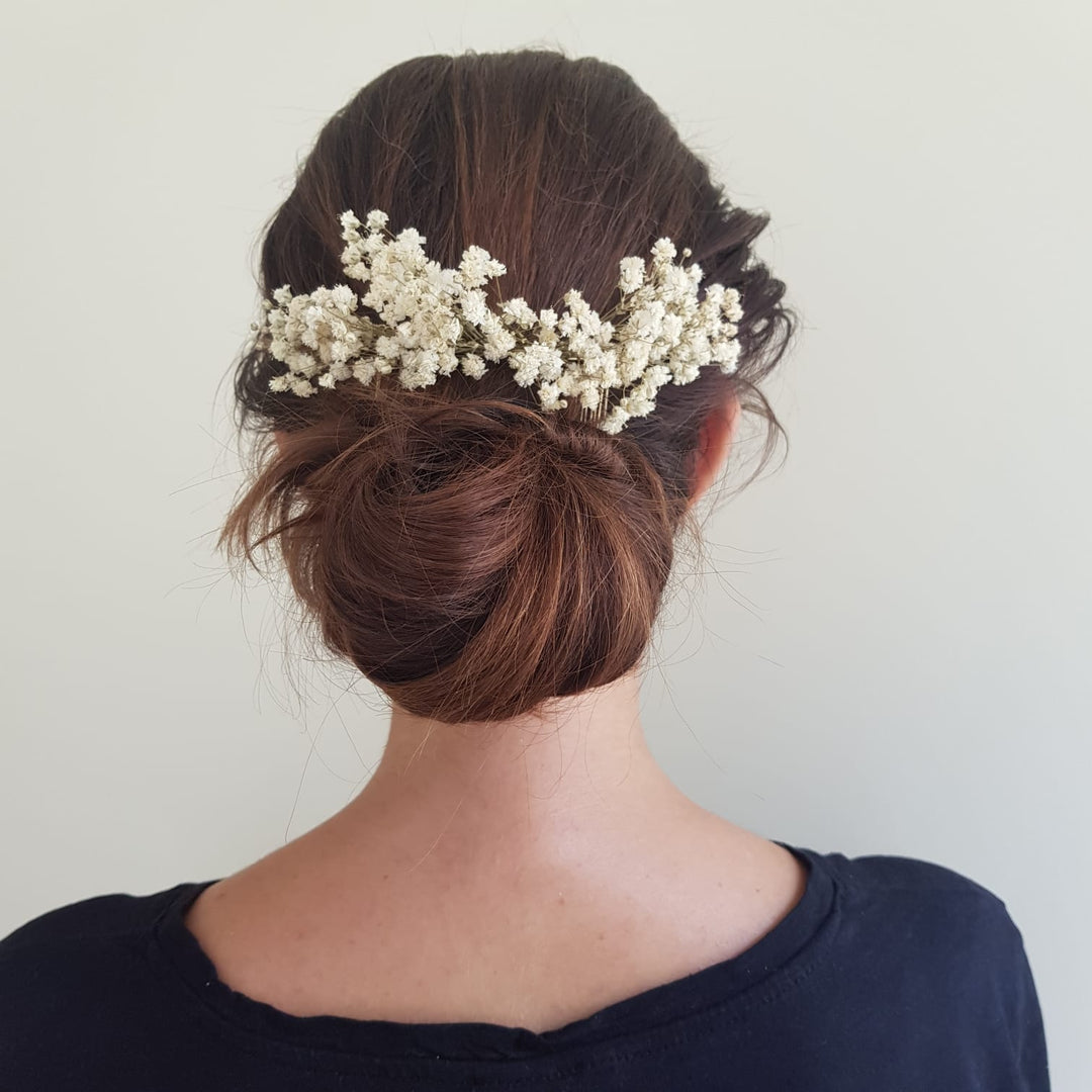 Pourquoi choisir un peigne orné de fleurs stabilisées pour votre mariage ?