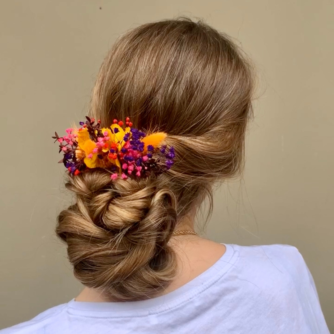Le peigne fleuri : l’accessoire indispensable pour une coiffure bohème chic
