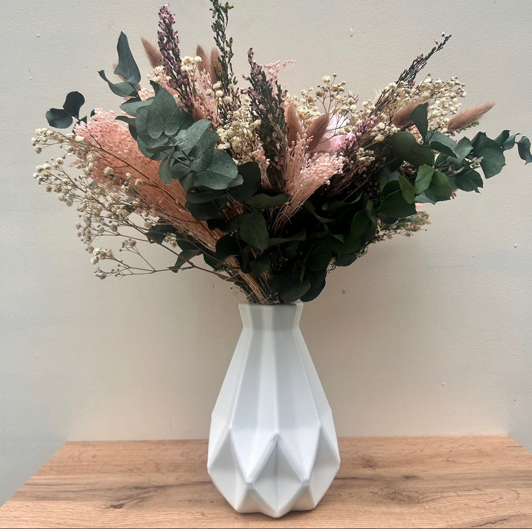 Bouquet fleurs éternelles « Rue de Rivoli " vue de Coté composé de roses, hortensias, gypsophile et eucalyptus stabilisés