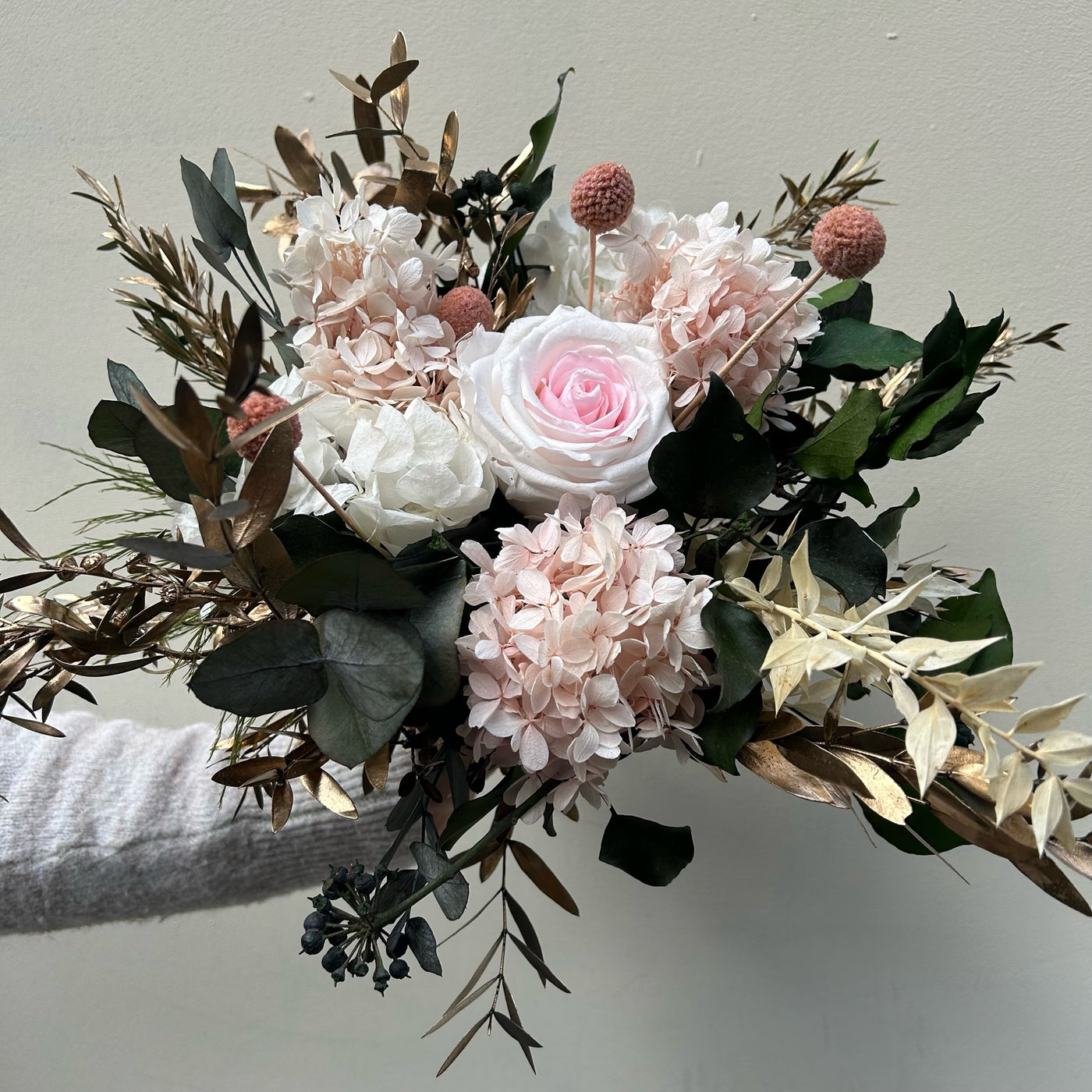 Bouquet de fleurs stabilisées blanc et rose  Rue de  Lunain coté
