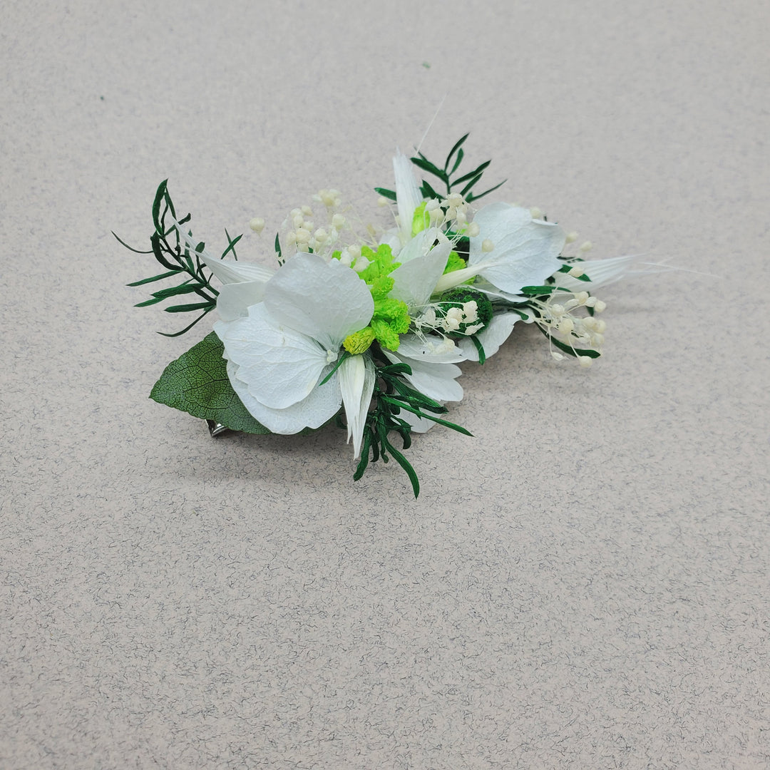 Barrette faîte de fleurs stabilisées éternelles composé d'Hortensia, Achillée, Mini Gypsophile Sprengeri & Eucalyptus Stuartiana. Vu de côté