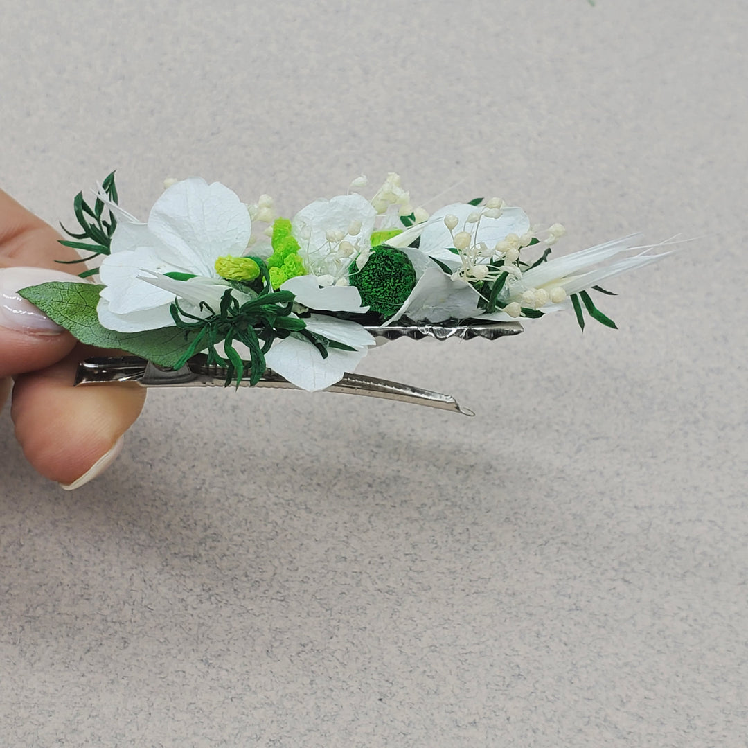 Barrette faîte de fleurs stabilisées éternelles composé d'Hortensia, Achillée, Mini Gypsophile Sprengeri & Eucalyptus Stuartiana. Vu de face