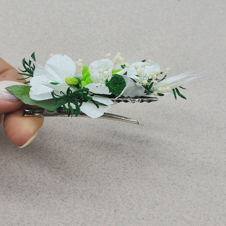 Barrette faîte de fleurs stabilisées éternelles composé d'Hortensia, Achillée, Mini Gypsophile Sprengeri & Eucalyptus Stuartiana. Vu de face