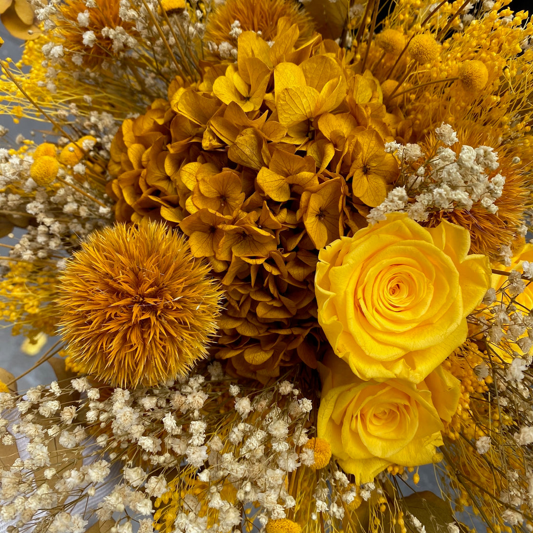 Bouquet éternel jaune composé de rose, chardon et broom Focus