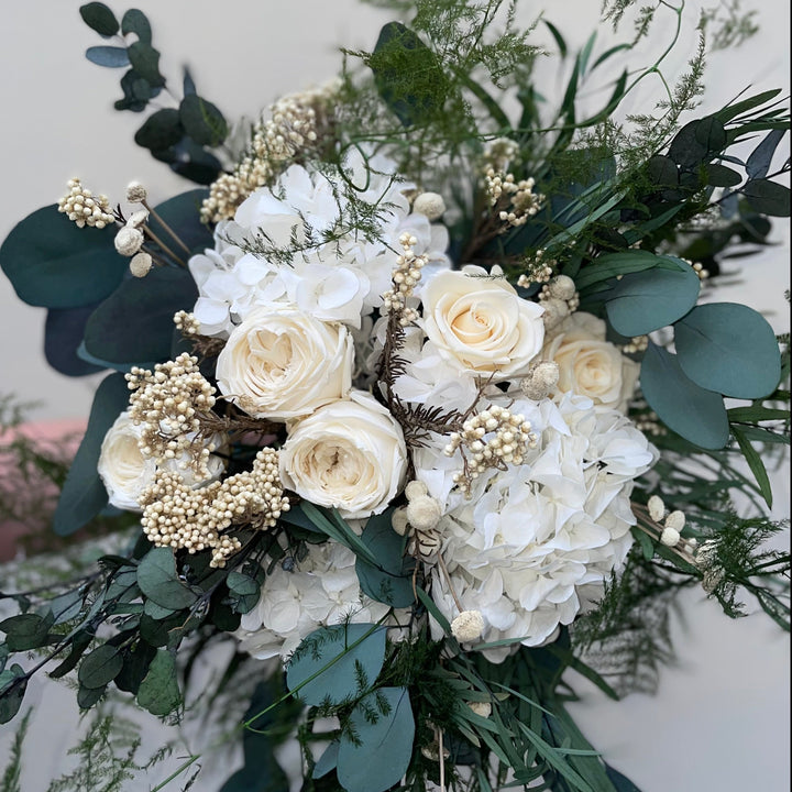 Bouquet fleurs éternelles "Boulevard Exelmans" vue de Face composé de roses, hortensias et eucalyptus stabilisés