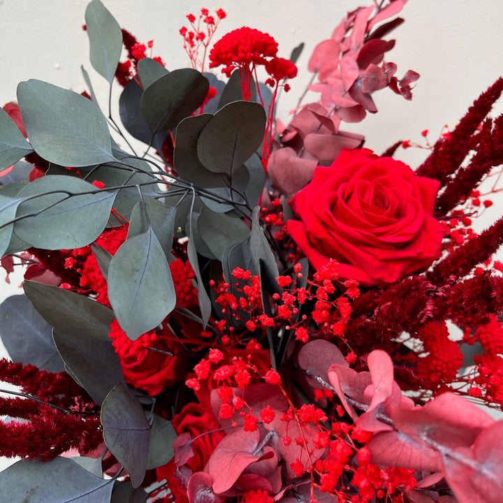 Bouquet éternel rouge et ver composé de rose, gypsophile, amarante Focus