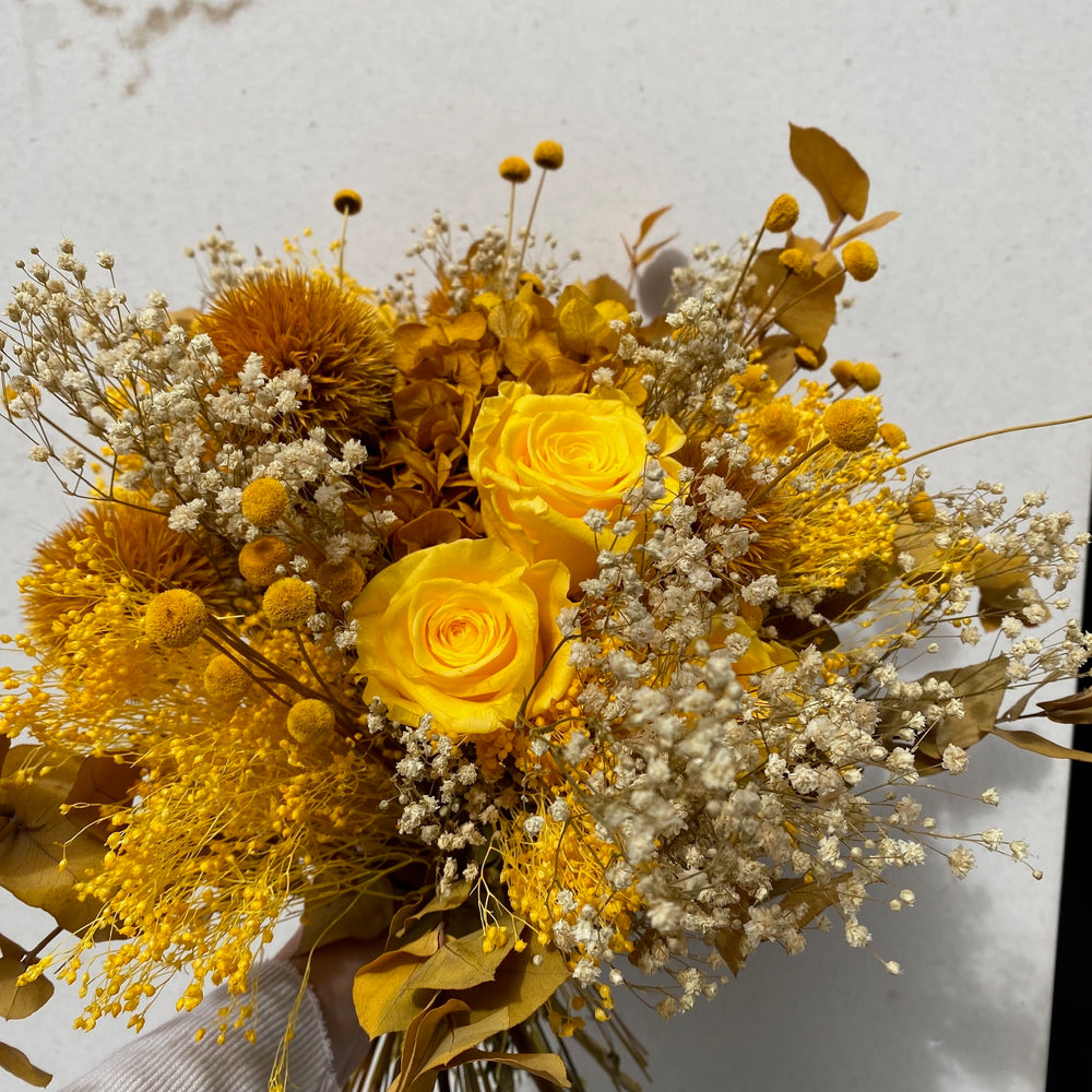 Bouquet éternel jaune composé de rose, chardon et broom