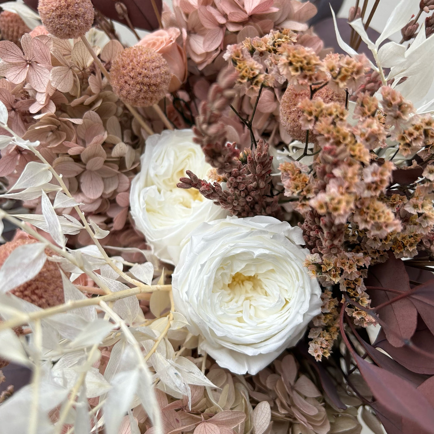 Bouquet fleurs stabilisées rose et blanc focus