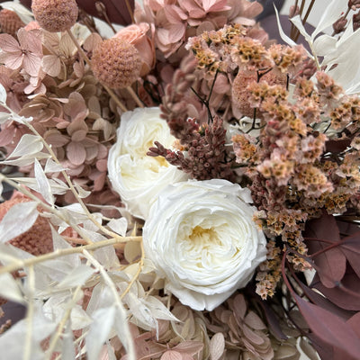 Bouquet fleurs stabilisées rose et blanc focus