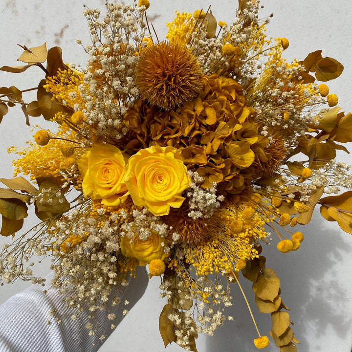 Bouquet éternel jaune composé de rose, chardon et broom