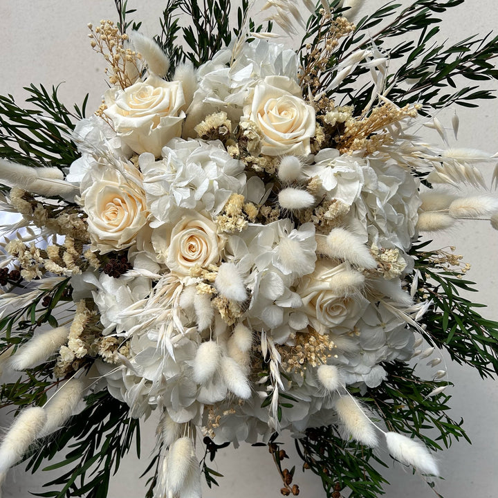 Bouquet éternelle " Place de Breteuil " vue de Face composé de roses, hortensias et gypsohile stabilisés