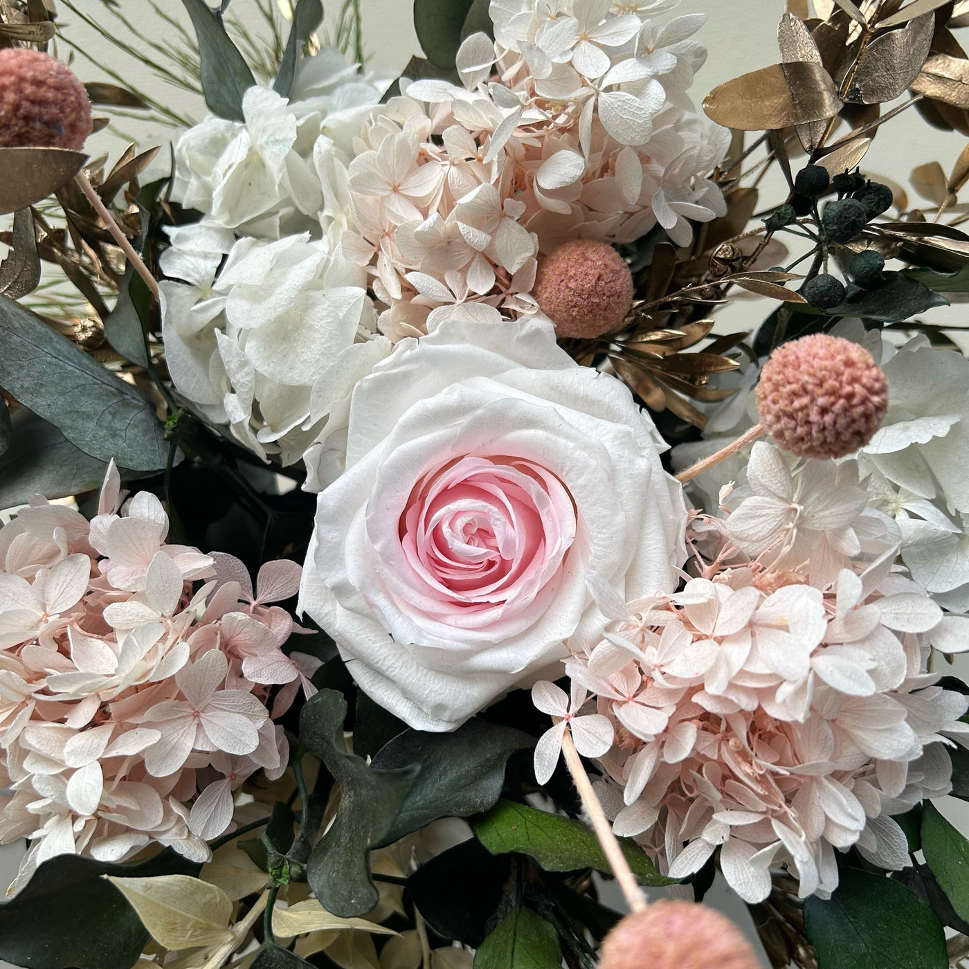 Bouquet de fleurs stabilisées blanc et rose  Rue de  Lunain focus