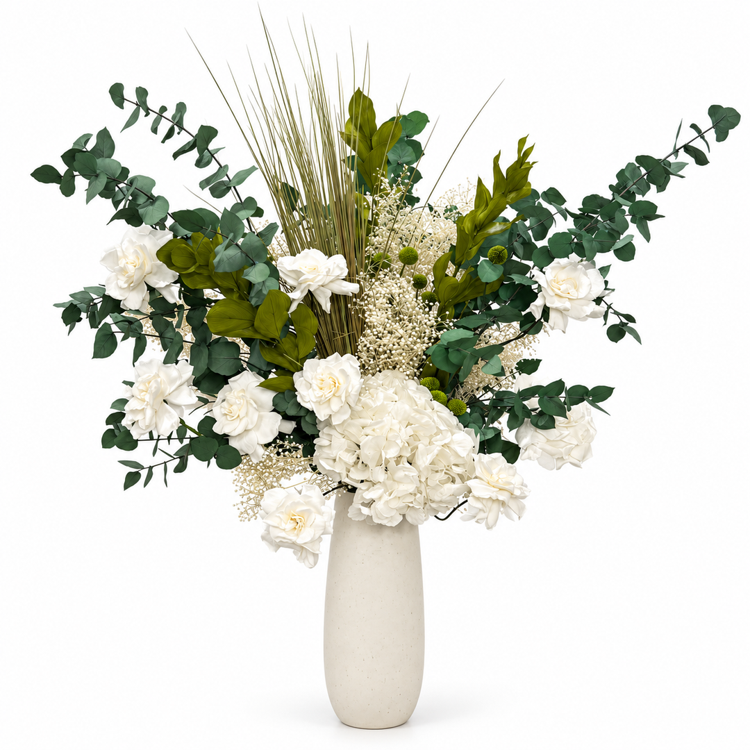 Bouquet de fleurs stabilisées Rue des Jardins Verts, gardénias blancs, hortensia et eucalyptus, présenté dans un vase vendu séparément.