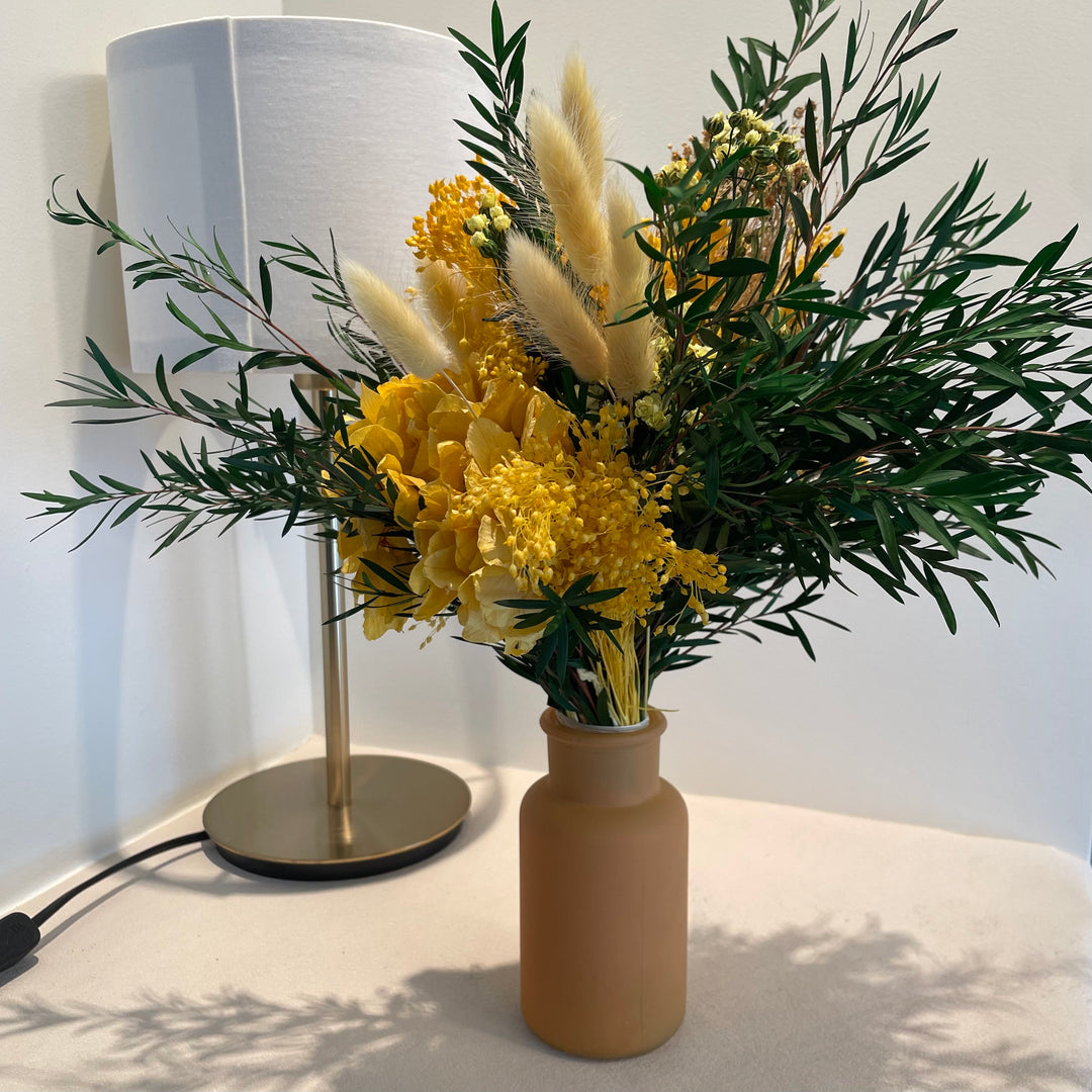 Bouquet Jaune et Blanc composé de eucalyptus nicoly, hortensia  vue de face