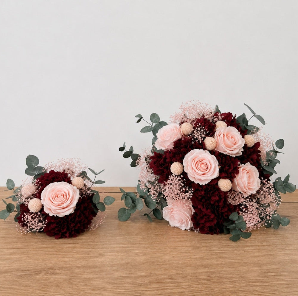 Bouquets de mariée en fleurs naturelles stabilisées qui ne fanent pas rose poudré et bordeaux avec roses et hortensia