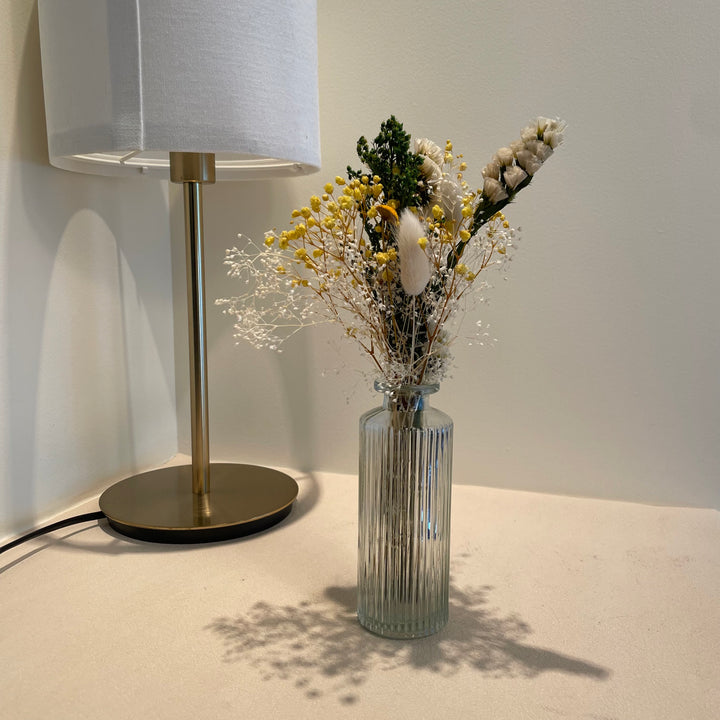 Bouquet éternel avec vase jaune et blanc composé de Lagurus et Gypsophile vue de face