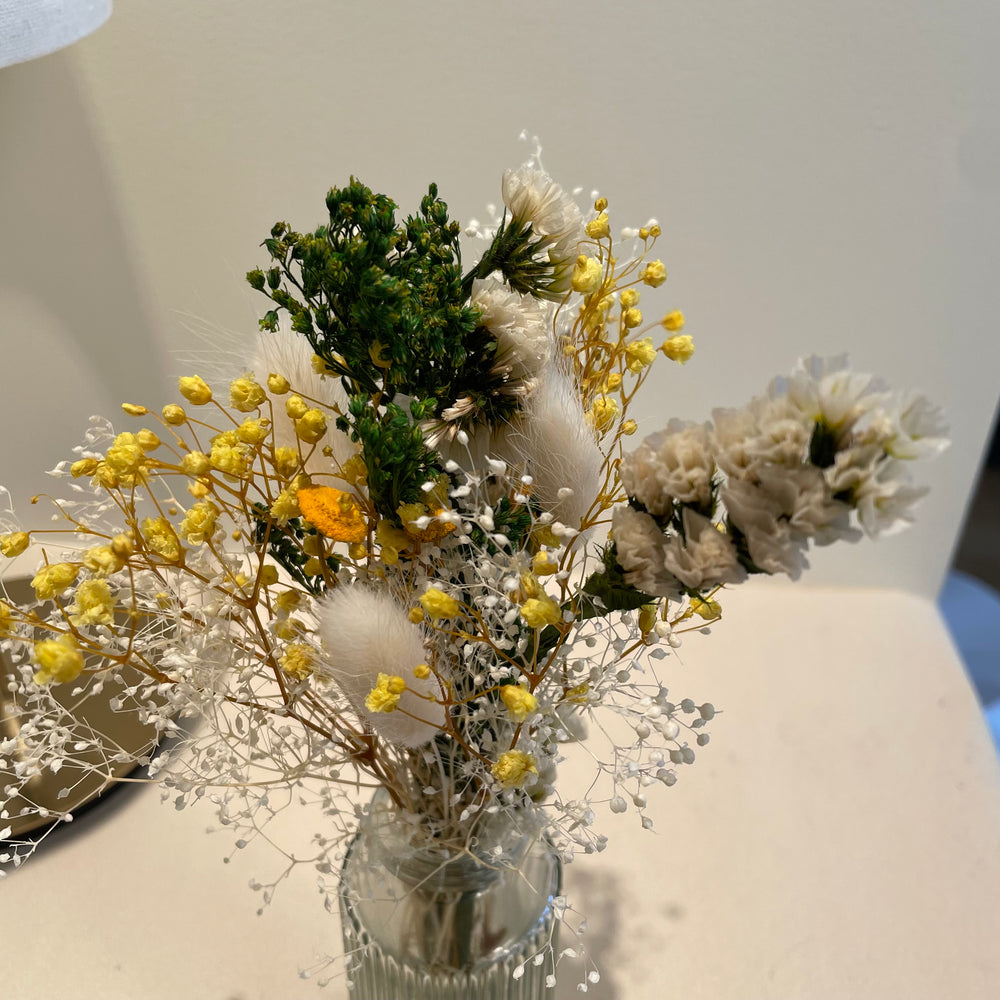 Bouquet éternel avec vase jaune et blanc composé de Lagurus et Gypsophile focus