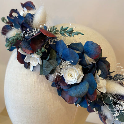 Couronne de tête en fleurs stabilisées vue de haut bleu et blanc Hortensia, Mini Gypsophile, Lagurus, lavande & eucalyptus cinerea