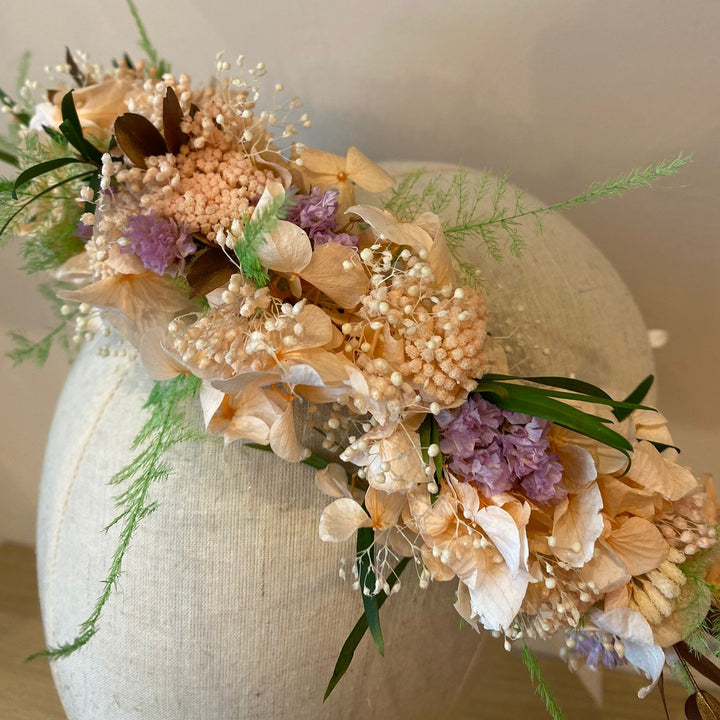 Couronne de tête en fleurs stabilisées vue de haut orange et rose Hortensia, Mini Gypsophile, Broom, Achillée, Asparagus plumosus & Lepto Longifolia