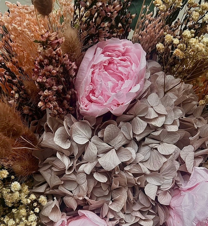 Bouquet fleurs éternelles « Rue de Rivoli " Focus composé de roses, hortensias, gypsophile et eucalyptus stabilisés