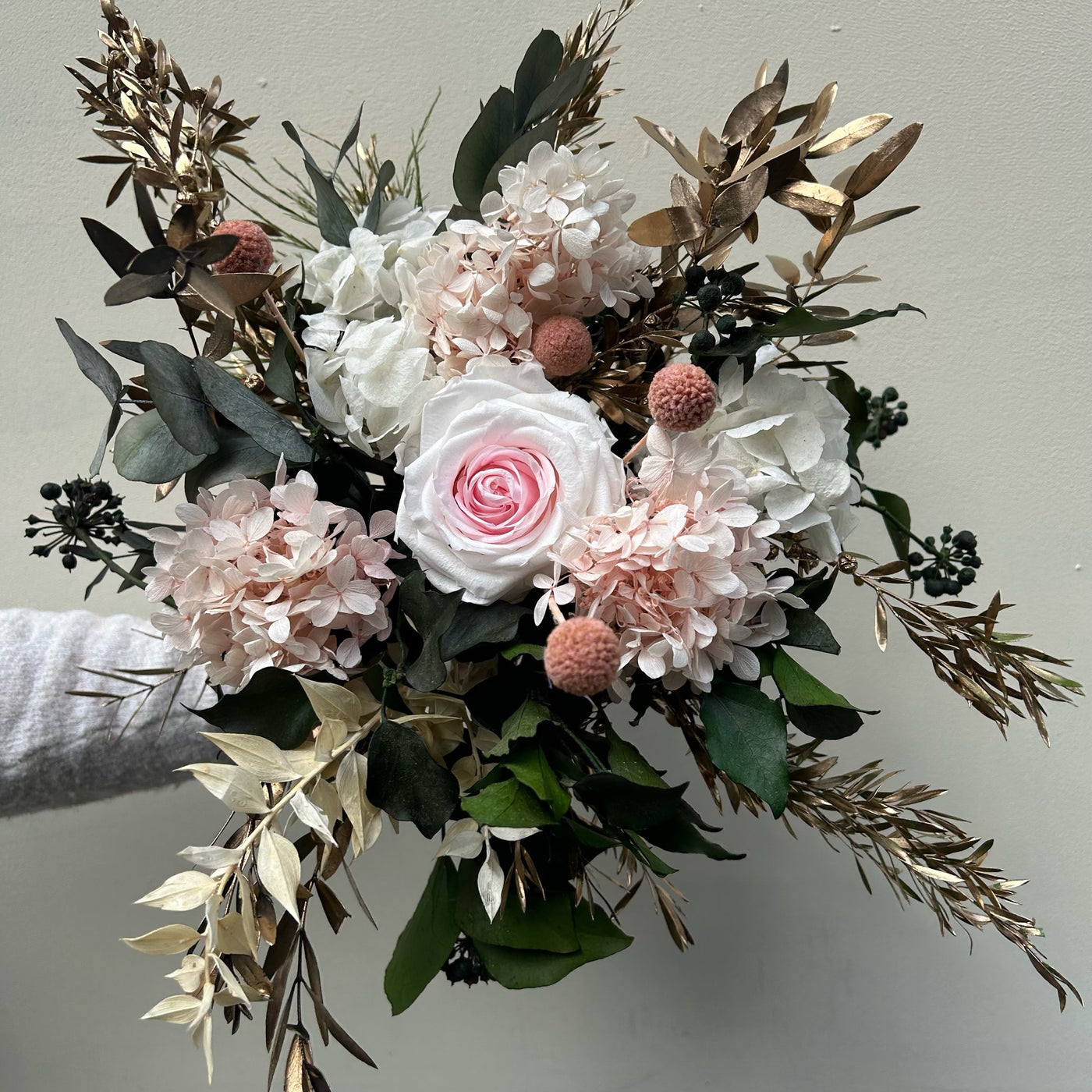 Bouquet de fleurs stabilisées pour décorer votre table de Noël | Ateliers Ouchamp