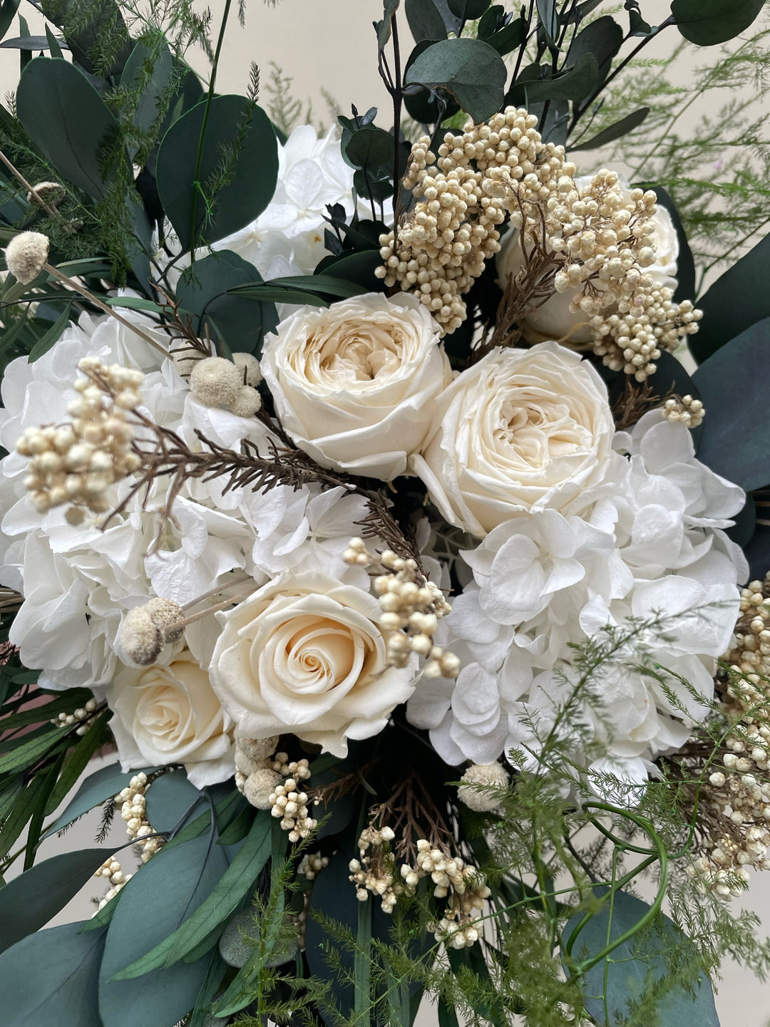 Bouquet fleurs éternelles "Boulevard Exelmans" Focus composé de roses, hortensias et eucalyptus stabilisés