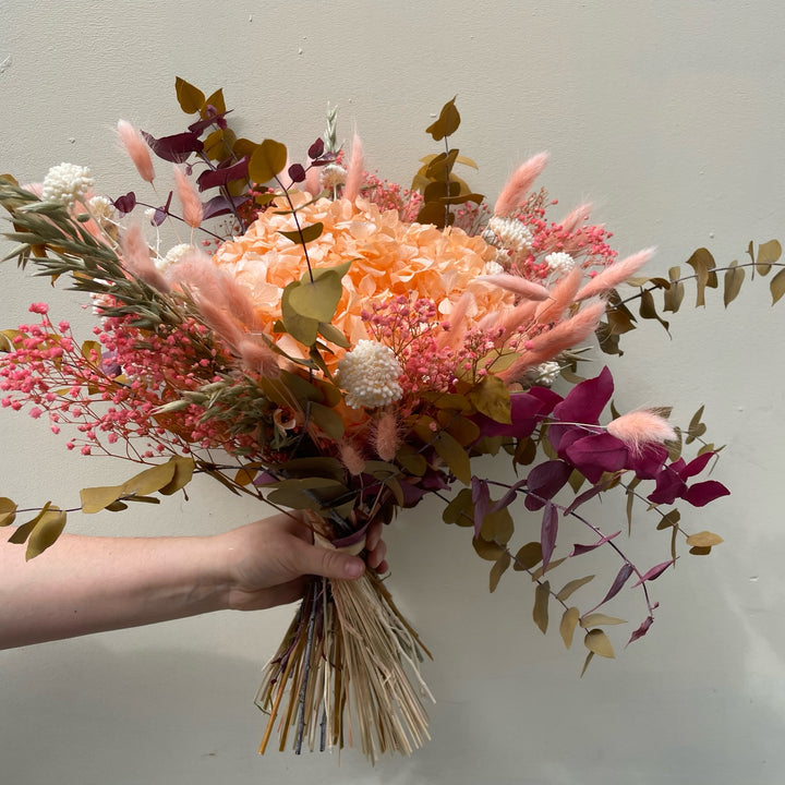 Bouquet fleurs éternelles « Rue de Clisson" vue de Coté composé de gypsophile, hortensias et avoine stabilisés