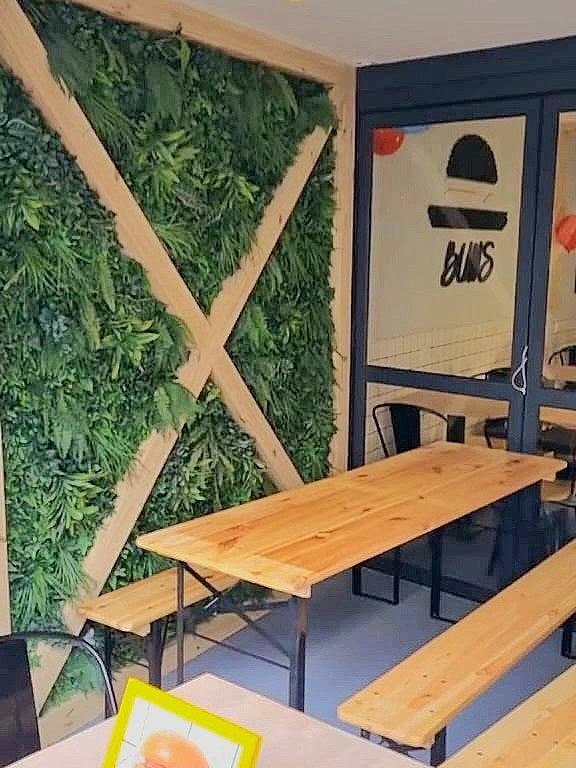 ATELIERS OUCHAMP : mur en végétaux artificiels dans restaurant