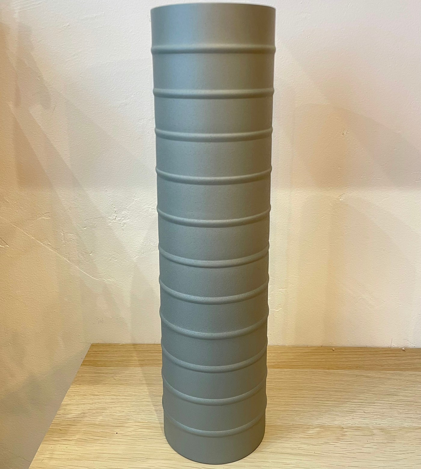 Vase Cylindrique en Métal Gris Vert - Décoration d'Intérieur Moderne | Ateliers Ouchamp