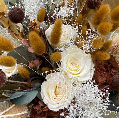 Bouquet de fleurs stabilisées éternelles blanc et jaune composé de 5 Roses anglaises, Hortensia, Broom, Lagurus, Eucalyptus. Vue proche