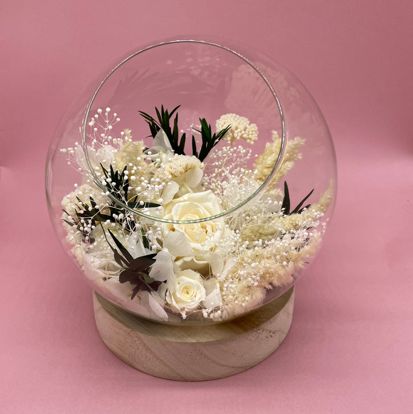 Bulle en fleurs éternelles stabilisées composé de Rose blanche, Mini Rose blanche, Lagurus, Achillée, Broom. Vu de face