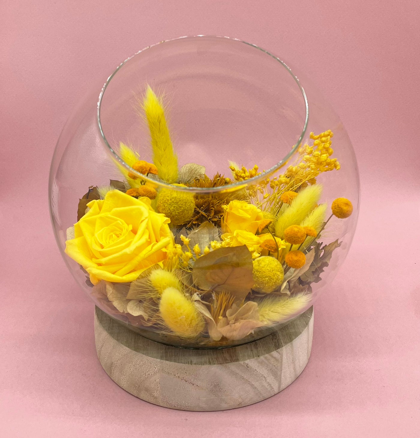 Bulle en fleurs stabilisées éternelles composé de Rose jaune, Mini Rose jaune, Hortensia, Lagurus, Craspedia, Broom, Botao, Chardon. Vu de face
