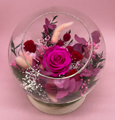 Bulle de verre avec socle en bois garni de fleur stabilisées Rose, Hortensia, Lagurus, Mini Gypsophile, Gypsophile, Craspedia & Eucalyptus stuartiana ( vue de haut)
