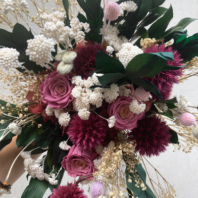 Bouquet de fleurs stabilisées éternelles rose et blanc composé de Rose, Chardon, Achillée, Craspédia, Ruscus, Gypsophile, Pali Pala, Hortensia. Vu du haut