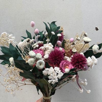 Bouquet de fleurs stabilisées éternelles rose et blanc composé de Rose, Chardon, Achillée, Craspédia, Ruscus, Gypsophile, Pali Pala, Hortensia. Vu de côté