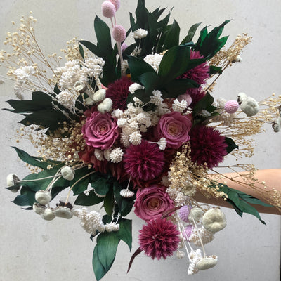 Bouquet de fleurs stabilisées éternelles rose et blanc composé de Rose, Chardon, Achillée, Craspédia, Ruscus, Gypsophile, Pali Pala, Hortensia. Vu de face